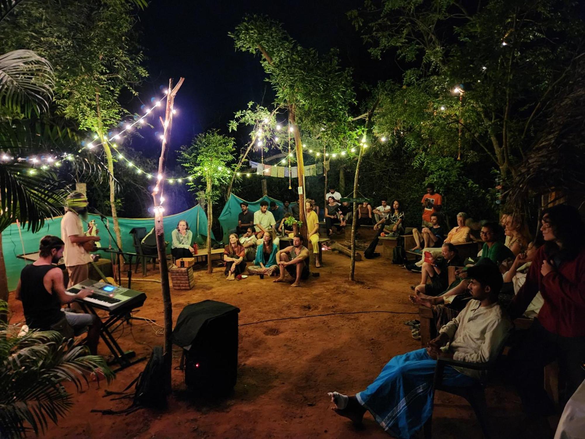 אורוויל Nebula Nest Cafe & Hostel מראה חיצוני תמונה